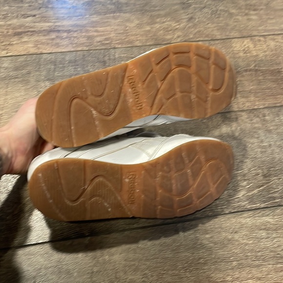 Classic white Reebok sneaker. Size 6.5 - Picture 6 of 6